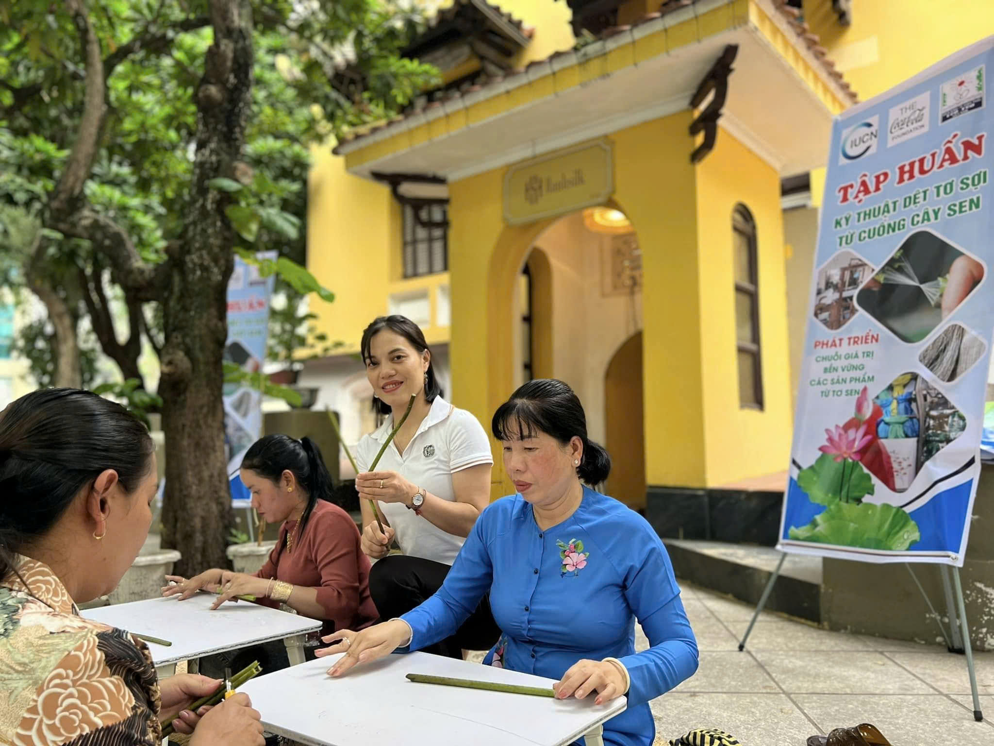 Phụ nữ học kỹ thuật tơ sen