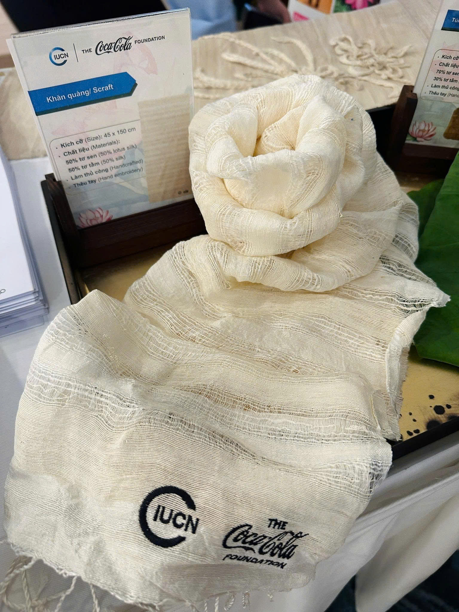 Khăn quàng tơ sen